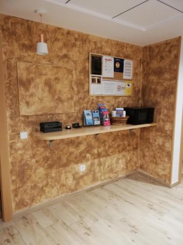 a room with a wall covered in brown paper at Hostal Rosa in Villajoyosa