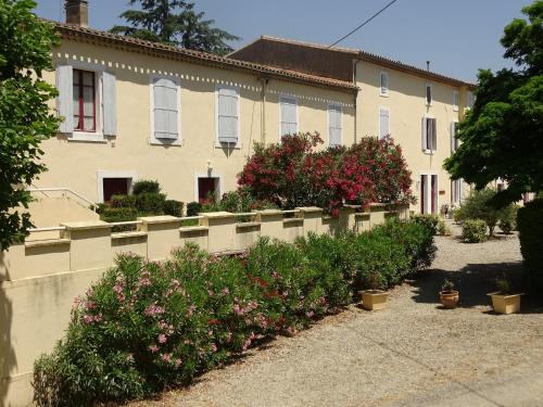 モントレアルにあるDomaine De La Petite Tourの花と植物が目の前にある建物