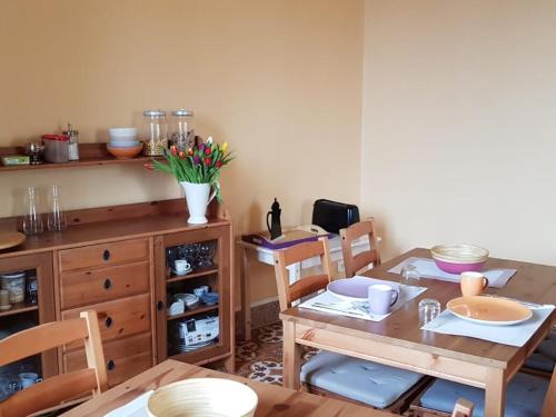 comedor con mesa de madera y sillas en Domaine De La Petite Tour, en Montréal