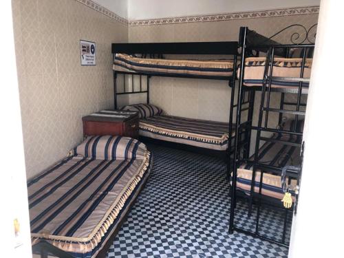 เตียงสองชั้นในห้องที่ Youth Hostel International Fez