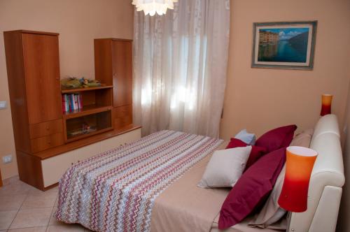 een slaapkamer met een bed en een boekenplank bij A casa di Debby alloggio comodo e accogliente in Foligno