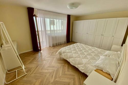 une chambre avec un lit et un parquet dans l'établissement Cozy Modern One Bedroom, à Floreşti
