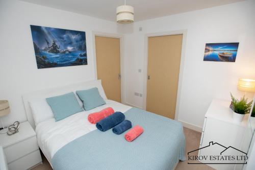 a bedroom with a bed with blue and red pillows at Poseidon Apartment - 1 Bed Flat - Heart of Town in Southampton