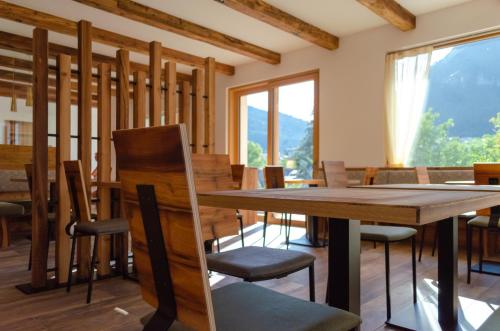 费德拉帕加内拉Bioagritur La Casa dei Trajeri的有桌子和椅子的餐厅