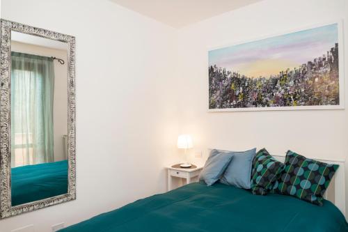 - une chambre avec un lit et un miroir dans l'établissement Villa Alida Casa Vacanze, à Foligno