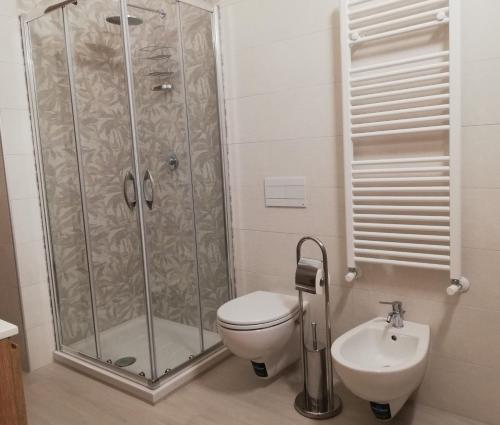 a bathroom with a shower and a toilet and a sink at LE GRAVINELLE in Ruvo di Puglia