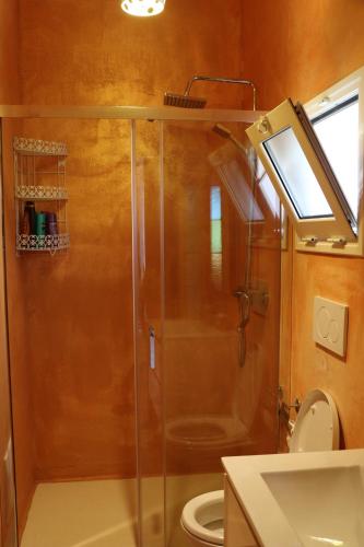 パトゥにあるSpecchiullaのバスルーム(シャワー、トイレ、洗面台付)