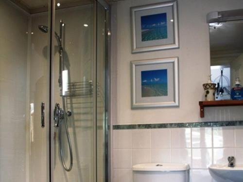 A bathroom at The Redlands Accommodation 