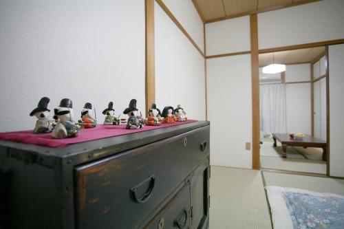 um grupo de figuras sentadas em cima de uma mesa em Demachi 2 em Quioto