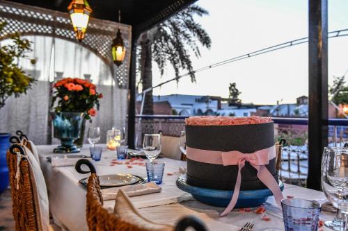 una mesa con una mesa con un pastel encima en Riad Sheba, en Marrakech