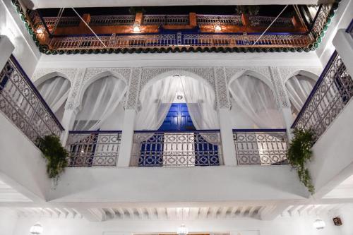 Una imagen de un edificio con un techo azul y blanco. en Riad Sheba, en Marrakech