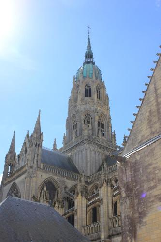 een grote kathedraal met een toren erop bij Le 31bis Mathilde Centre historique in Bayeux