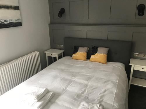 - un lit avec 2 oreillers dans une chambre dans l'établissement No.16, à Seaham