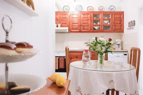 kuchnia ze stołem z wazonem kwiatów w obiekcie ilioditi w mieście Skiatos