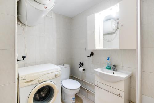 ein Badezimmer mit einer Waschmaschine und einem Waschbecken in der Unterkunft Apartamento Montes Torremolinos in Torremolinos