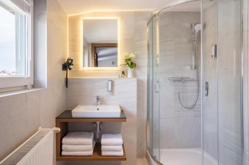 Bilik mandi di Ascot Premium Hotel