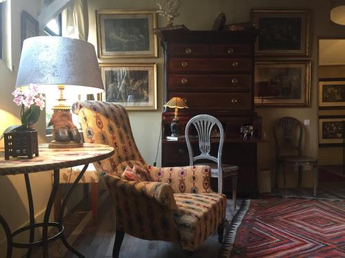 A seating area at La Maison Rousseau Chambre d'hôtes