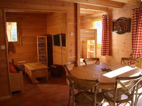 - une salle à manger avec une table et des chaises dans une cabine dans l'établissement Résidence Sourires et Vacances, à Saint-Pancrace