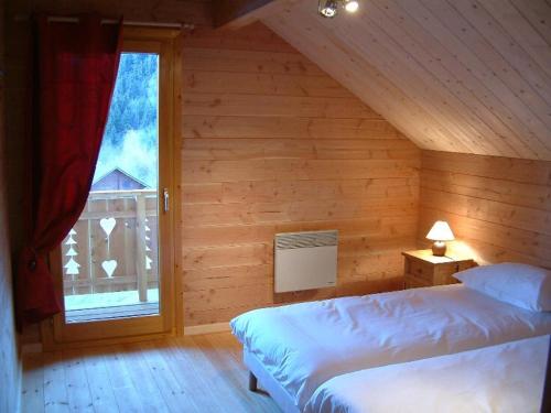 Saint-Pancrace的住宿－索里爾及度假公寓式酒店，一间卧室设有两张床和窗户。