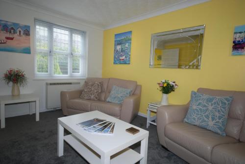 a living room with two couches and a coffee table at Saltburn Holidays Jasmine Cottage Saltburn in Saltburn-by-the-Sea