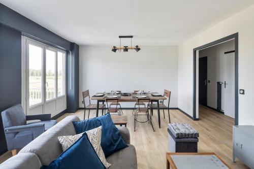sala de estar con sofá y mesa en Le MoZen - Appartement proche hippodrome - St Malo, en Saint-Malo