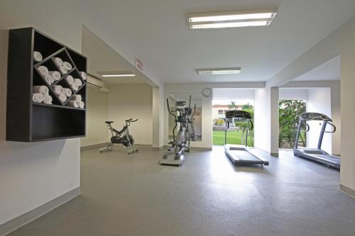 einen Fitnessraum mit Laufbändern und Heimtrainern in einem Zimmer in der Unterkunft Holiday Inn Hermosillo, an IHG Hotel in Hermosillo