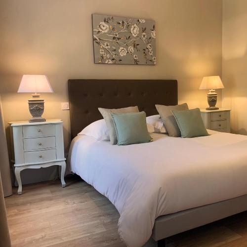 une chambre avec un grand lit avec deux tables de nuit dans l'établissement Bucciali, à Boulogne-sur-Mer