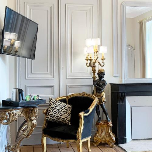 un salon avec une chaise et une lampe dans l'établissement Bucciali, à Boulogne-sur-Mer