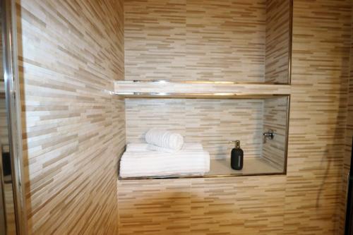 a small bathroom with a bed in a wooden wall at La esquina de los italianos by Gades Gestión in Cádiz