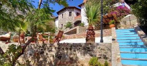 een villa met een zwembad en een huis bij Şato Triopia Butik Otel in Yaka