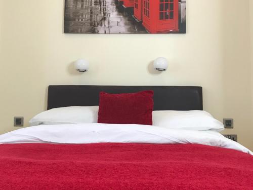 Llit o llits en una habitació de Shaftesbury Apartment