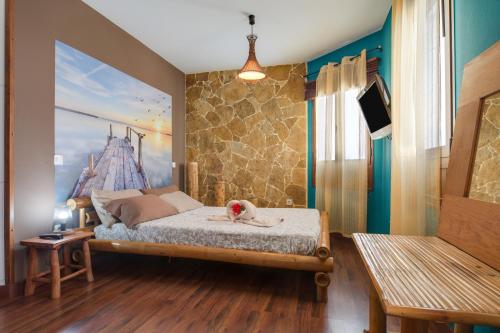 a bedroom with a bed with a picture on the wall at Apartamento Benitez Umpierrez in Cotillo