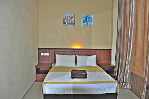 Tempat tidur dalam kamar di Tanjong Inn