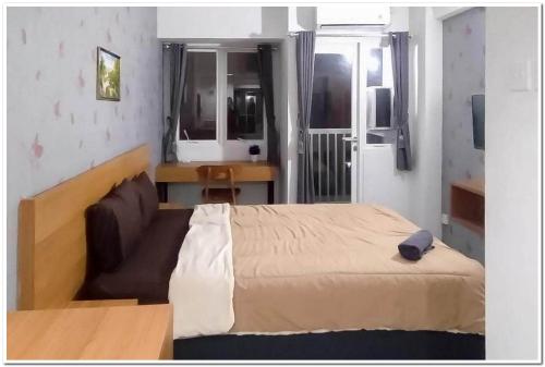 RedDoorz Apartment at Grand Sentraland Karawang tesisinde bir odada yatak veya yataklar