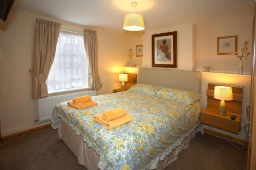 En eller flere senge i et værelse på Saltburn Holidays Primrose Cottage