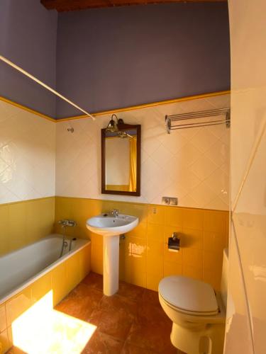 a bathroom with a sink and a toilet and a tub at Hotel Hostería de Monzón in Monzón de Campos