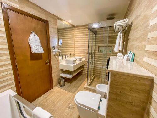 Ένα μπάνιο στο Mirage Bab Al Bahr Hotel