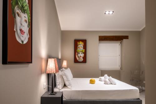 una camera da letto con un letto, una lampada e una finestra di MOMENTO-TEATRO GRECO a Siracusa