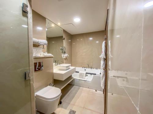 Ένα μπάνιο στο Mirage Bab Al Bahr Hotel