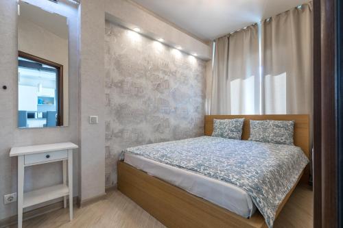 モスクワにあるDream House Studio Novy Arbatの小さなベッドルーム(ベッド1台、鏡付)