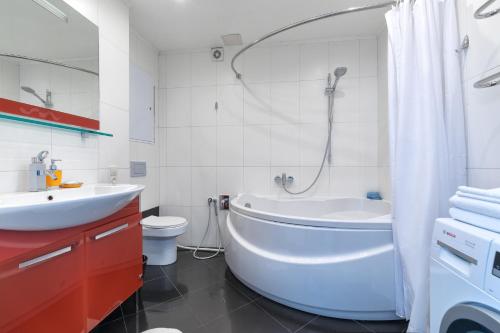 モスクワにあるDream House Studio Novy Arbatのバスルーム(バスタブ、洗面台、トイレ付)