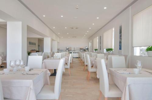 Un restaurante o sitio para comer en Hotel Levante