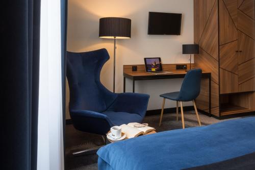 Televízia a/alebo spoločenská miestnosť v ubytovaní Ascot Premium Hotel