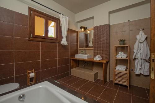 Razáta的住宿－Citrus House，带浴缸和盥洗盆的浴室