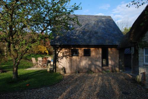 Teffont Magna的住宿－Garden Studio Spring Cottage，前面有砂石车道的房子