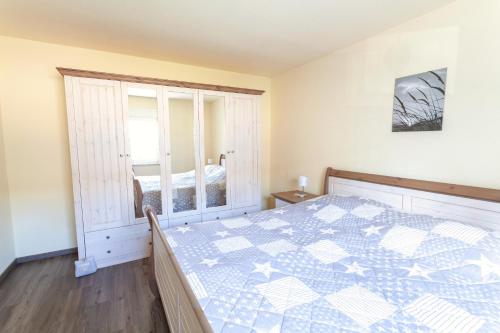巴特諾因阿爾－阿爾韋勒的住宿－Ferienwohnung Emmi，一间卧室设有一张大床和一个窗户。