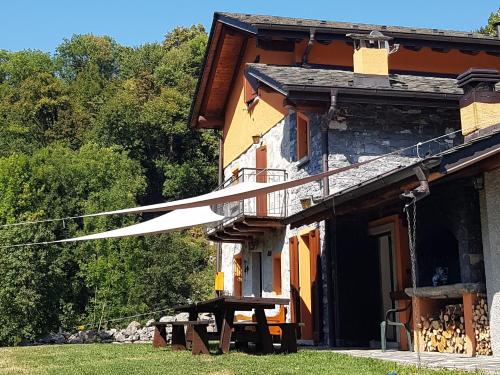 a building with a picnic table in front of it at Baita Eleonora in Argegno