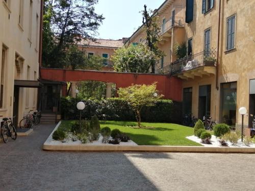 un patio en un edificio con jardín en CASTLE VIEW LODGE intero appartamento Verona centro storico, en Verona