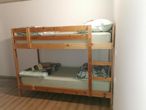 un par de literas en una habitación en Sobe, Rooms B&B - Vina Kauran, en Zgornji Jakobski Dol