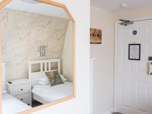 lustrzane odbicie sypialni z łóżkiem w obiekcie The Anchor Inn w mieście Cowes